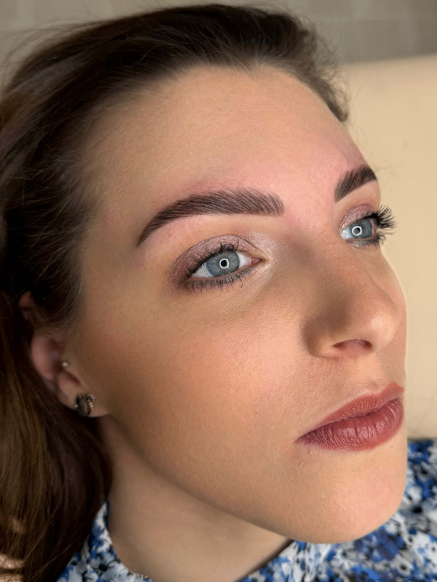Résultat d'un brow lift sur des sourcils structurés et définis