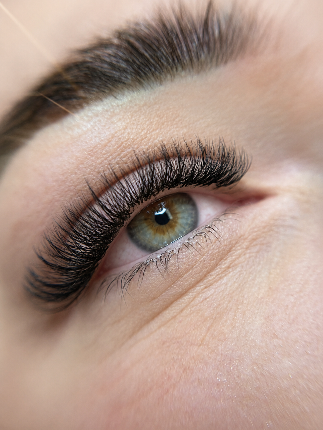 Détail d'une pose d'extensions de cils UV LED